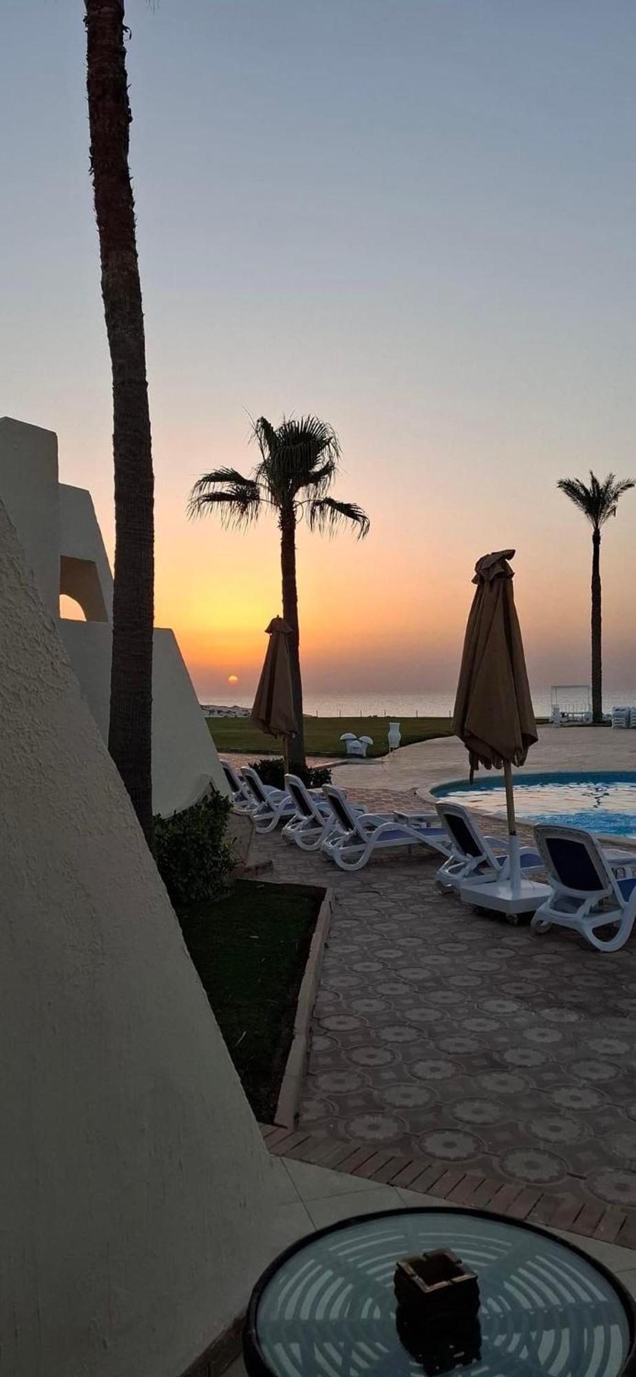 Borg El Arab Beach Resort Екстериор снимка Sunset at the hotel