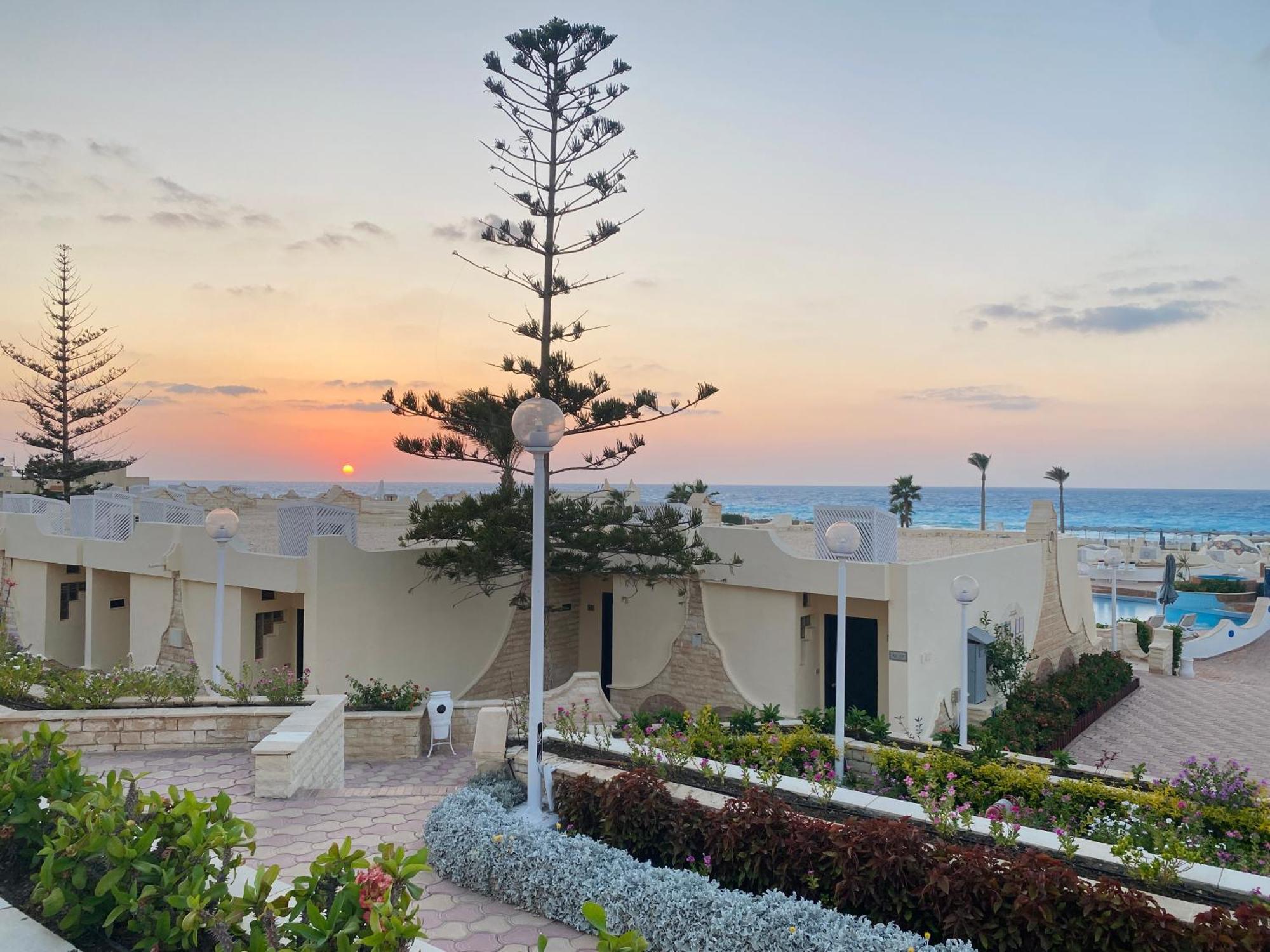 Borg El Arab Beach Resort Екстериор снимка Sunset at the hotel